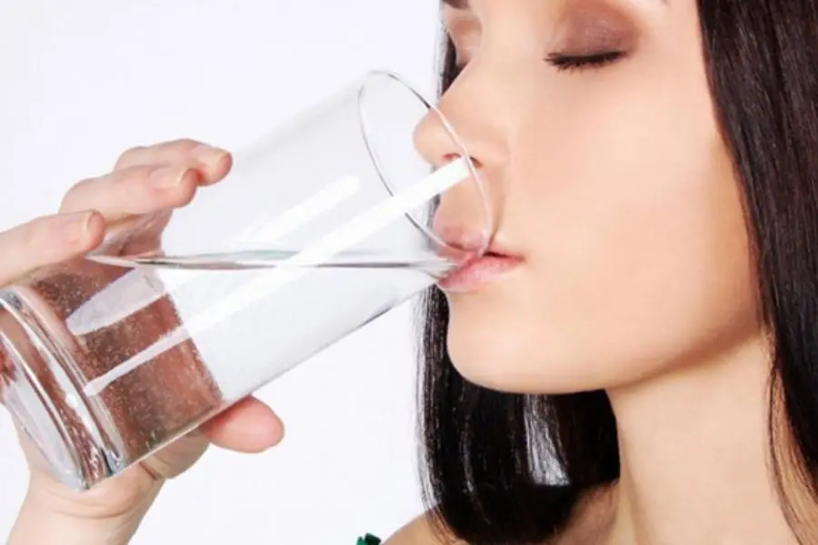 Uống nhiều nước để duy trì làn da khỏe mạnh, căng mịn.