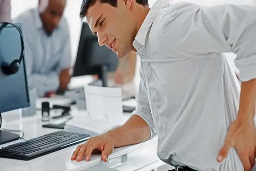 Ngồi làm việc lâu áp lực lên cột sống
