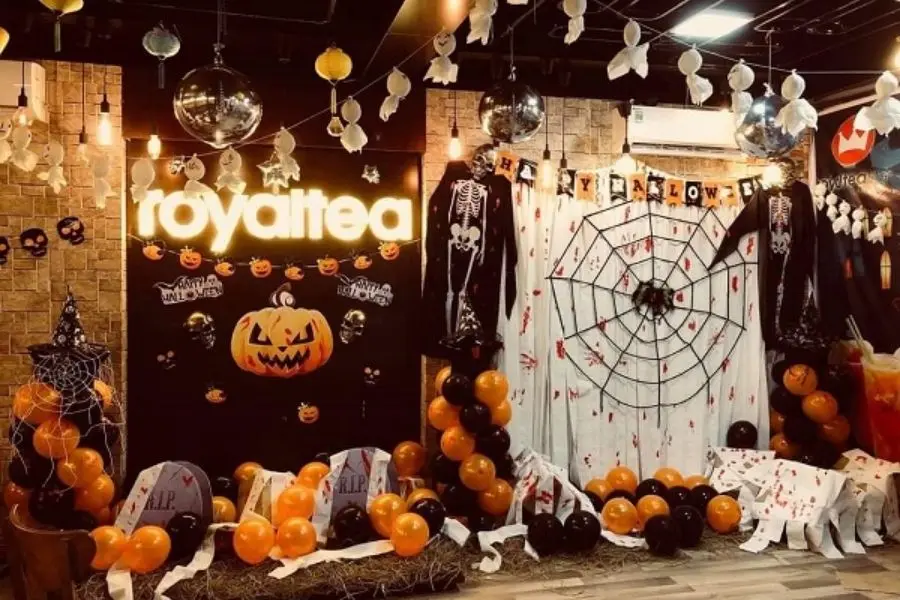 Gợi ý mẫu trang trí tường quán cà phê Halloween với phông nền và bóng bay.