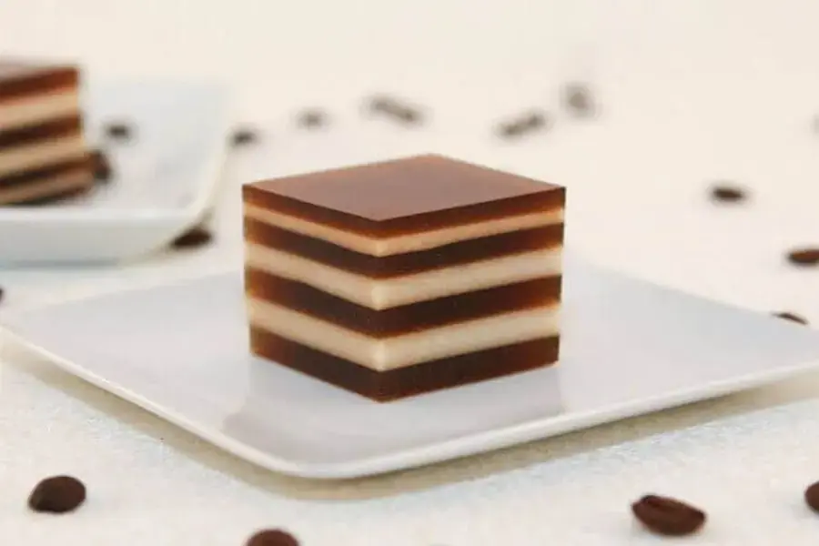 Bánh da lợn thơm mùi cafe, dẻo dai thơm ngon.