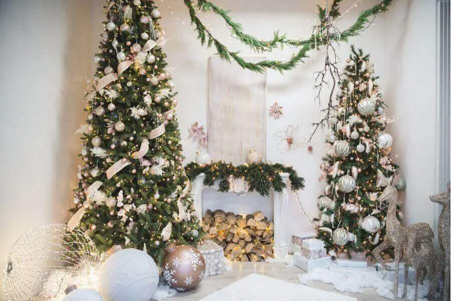 Hình ảnh đẹp về cây thông Noel theo phong cách tối giản cùng gam màu trắng tinh.