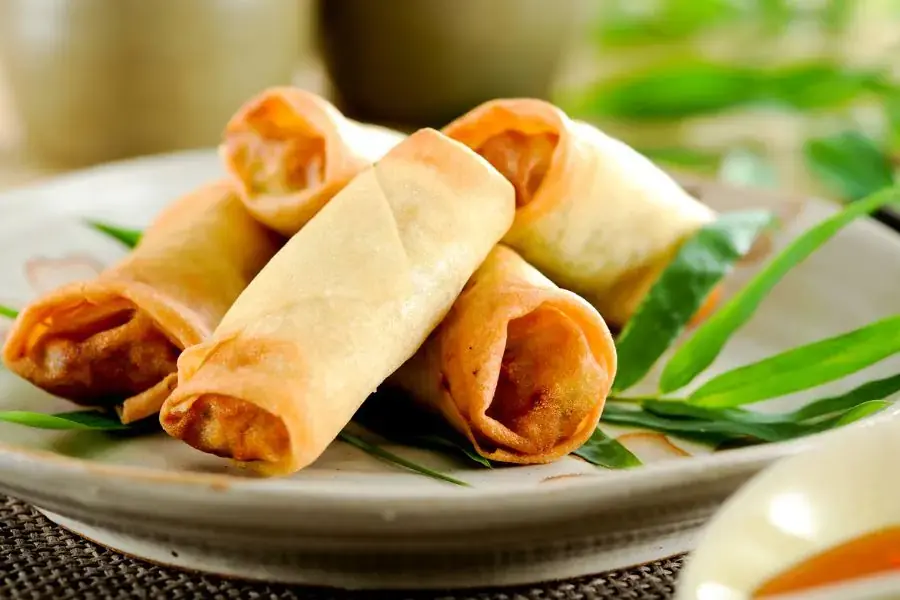 Chả giò thơm ngon, giòn rụm chấm cùng nước mắm chua ngọt