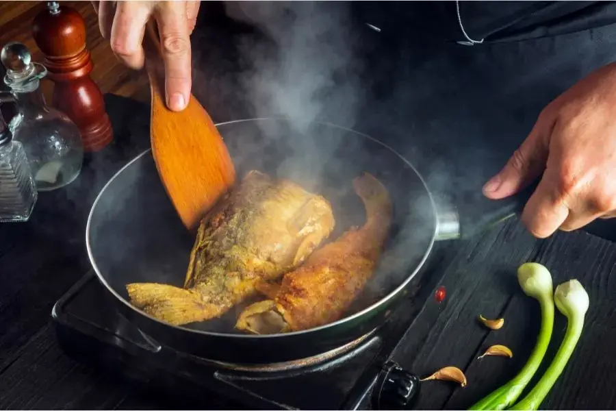 Giảm cân nên hạn chế ăn cá chiên nhiều dầu mỡ.