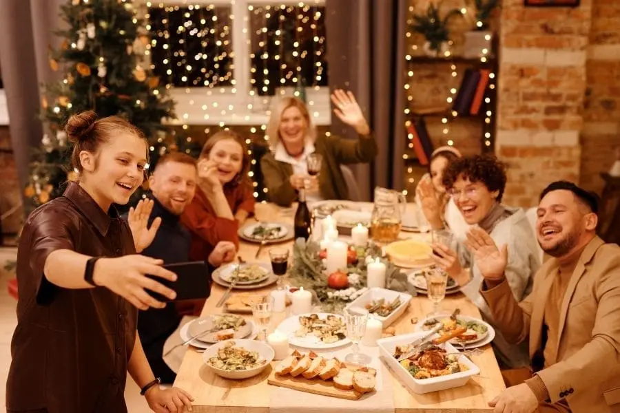 Bàn tiệc gia đình đặt kế cây thông Noel giúp tạo không khí gần gũi, ấm cúng hơn.