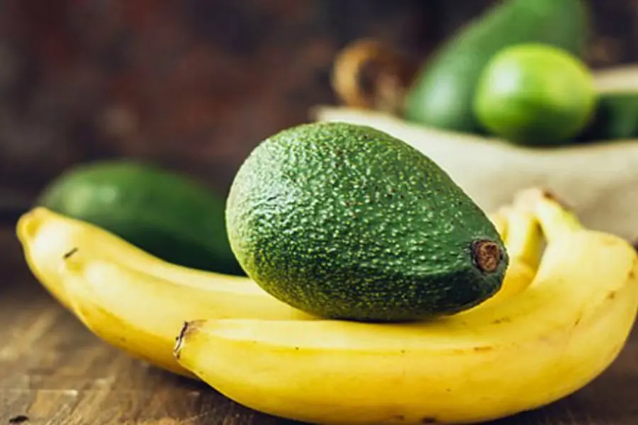 Làm chín bơ tự nhiên bằng cách để gần chuối chín.