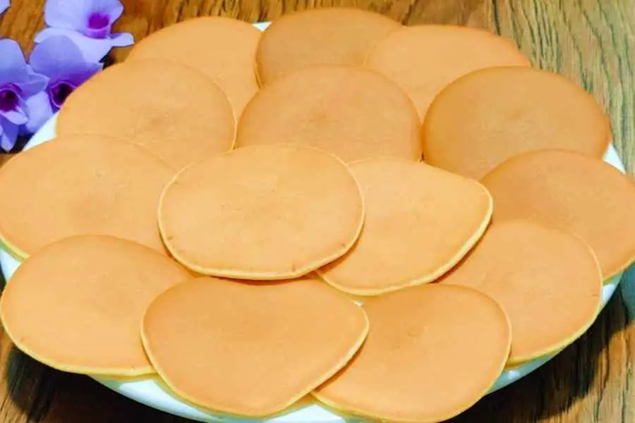 Thưởng thức bánh rán tốt nhất là khi còn nóng, bạn sẽ cảm nhận được rõ vị thơm.