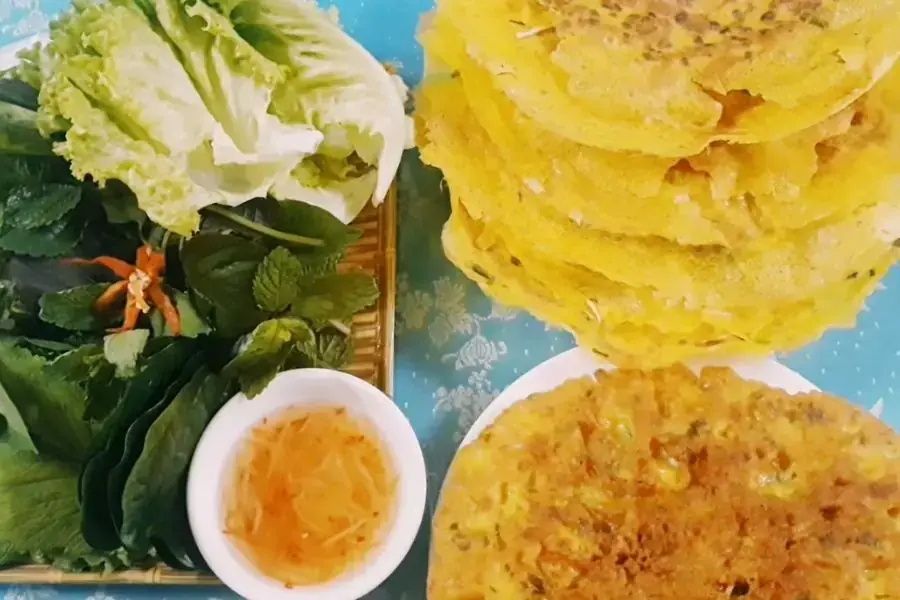 Bánh xèo miền Trung giòn tan cùng với nước mắm chua ngọt đậm vị