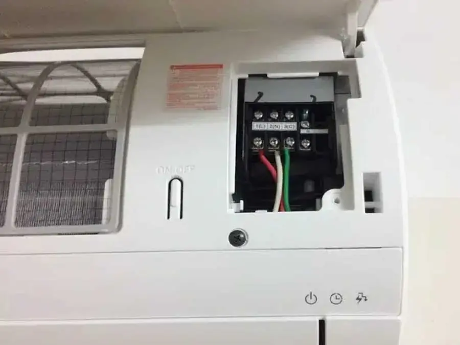 Các điểm siết nối dây dẫn bị hở sẽ khiến máy lạnh mở không lên (Hình ảnh: Genk)
