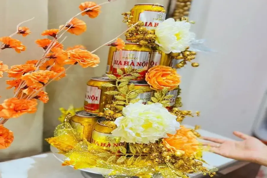 Xếp ba lon bia làm tầng 2.