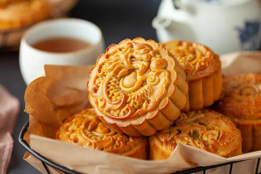 Bánh nướng vàng thơm, đậm vị, thường được thưởng thức cùng trà trong dịp Trung Thu.