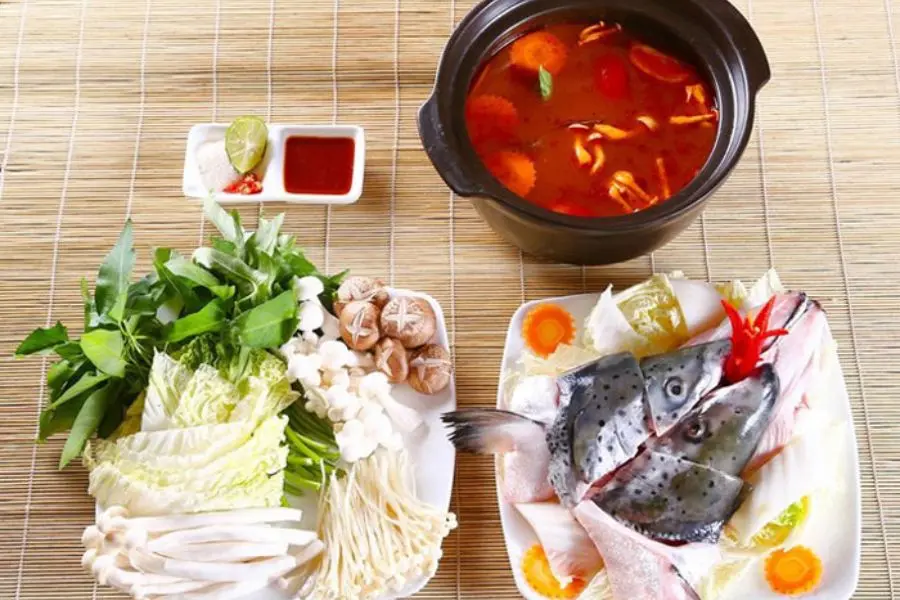 Đầu cá hồi nấu chua - món ăn ấm bụng mỗi dịp Tết đến xuân về.