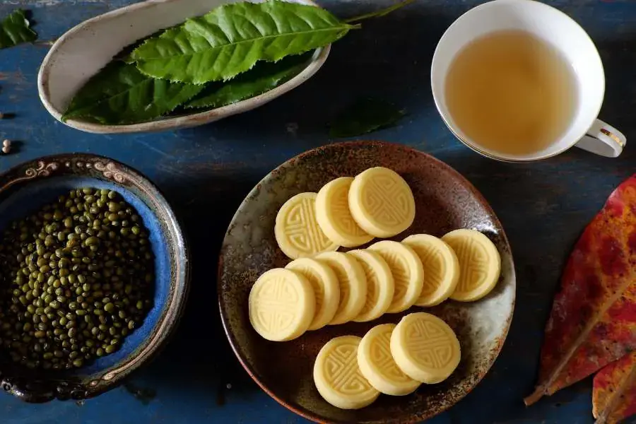 Không ăn bánh đậu xanh thay cơm và những bữa chính mỗi ngày.