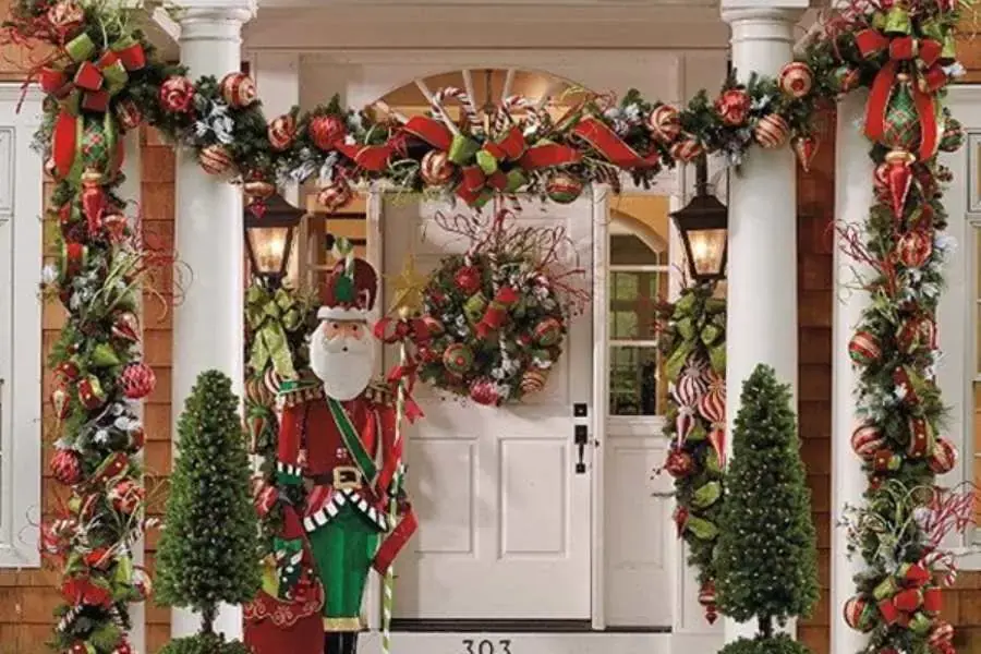 Mẫu trang trí không gian ngoài trời với các dây ruy băng được kết hợp cùng các phụ kiện Noel bắt mắt.