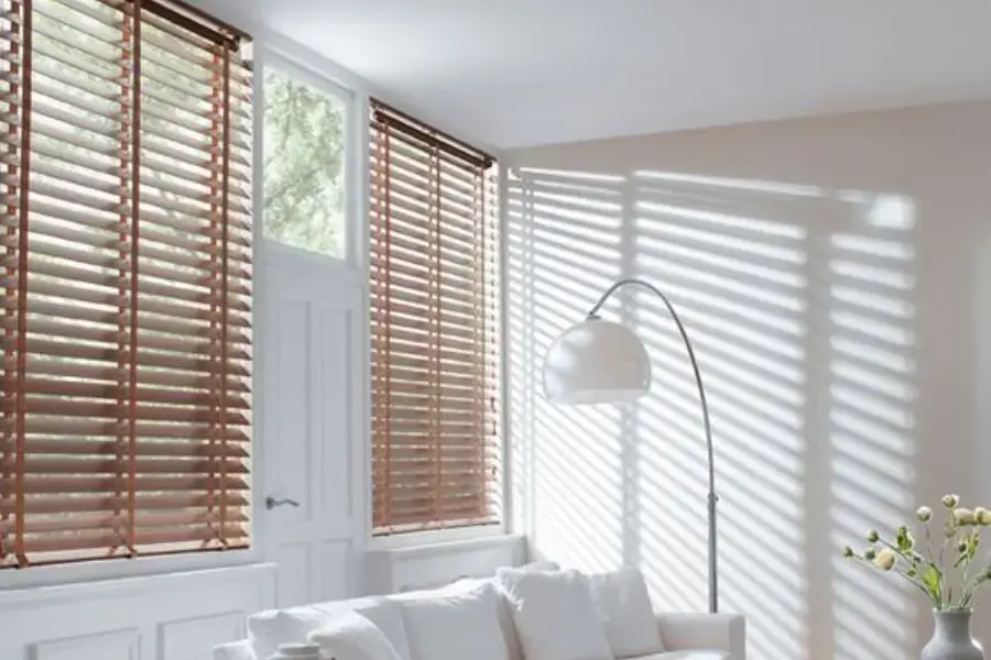 Rèm gỗ tự nhiên mang lại vẻ hiện đại cho không gian