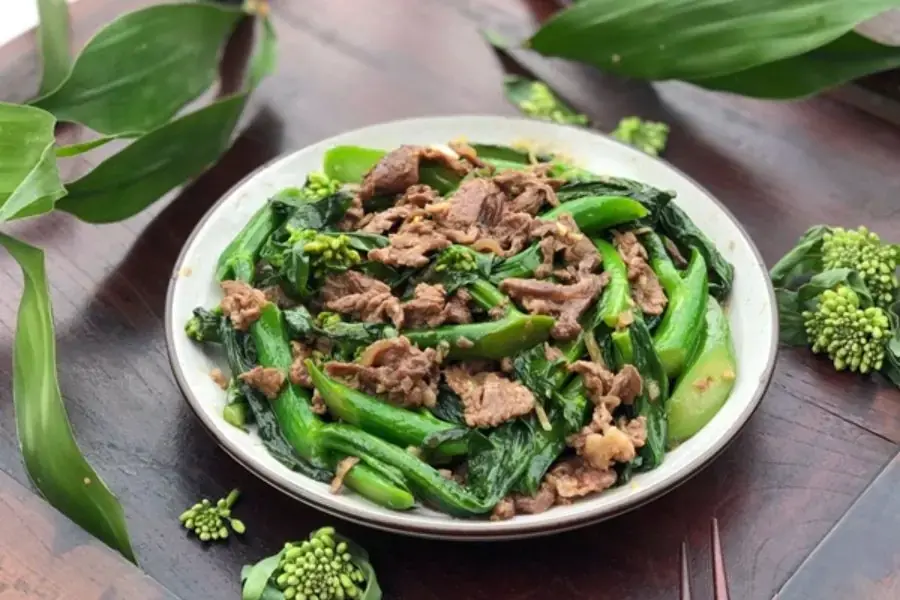 Cải ngồng xanh mướt xào cùng thịt bò mềm dai