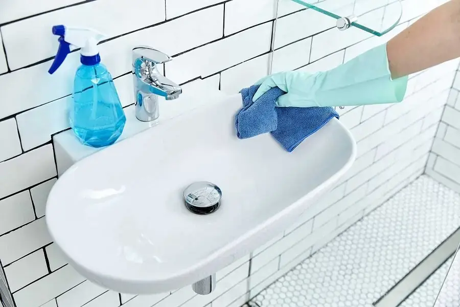 Bồn rửa tay cần được vệ sinh đúng cách để tránh làm hỏng lớp men bóng bên ngoài (nguồn: cleanipedia.com)