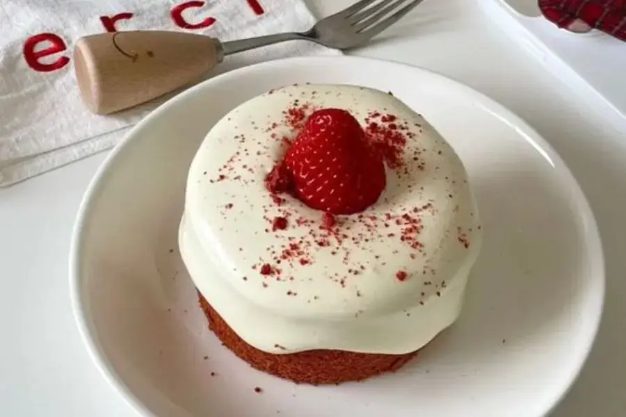 Phủ một lớp whipping cream lên trên bề mặt, bạn sẽ có 1 chiếc bánh kem ngon tuyệt