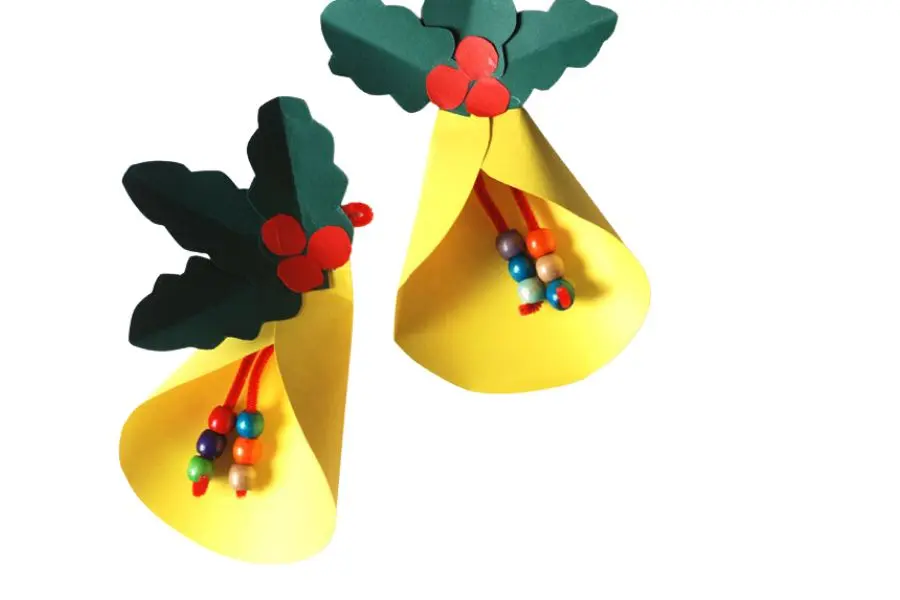 Gấp tờ giấy thành hình tròn tạo nên chiếc chuông Noel đáng yêu kết hợp cùng hạt châu màu sắc.