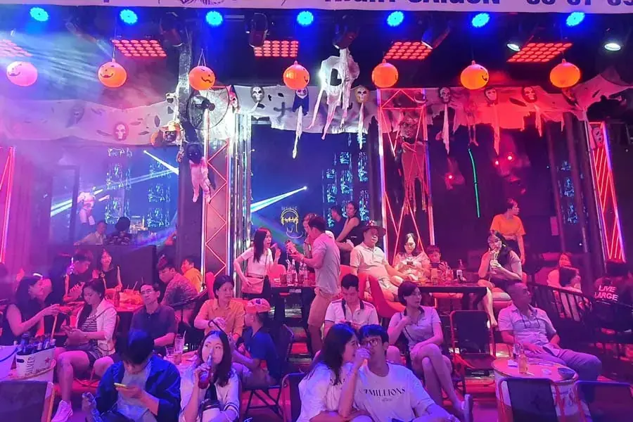 Halloween ghé đến các quán bar club là sự lựa chọn được nhiều bạn trẻ yêu thích.