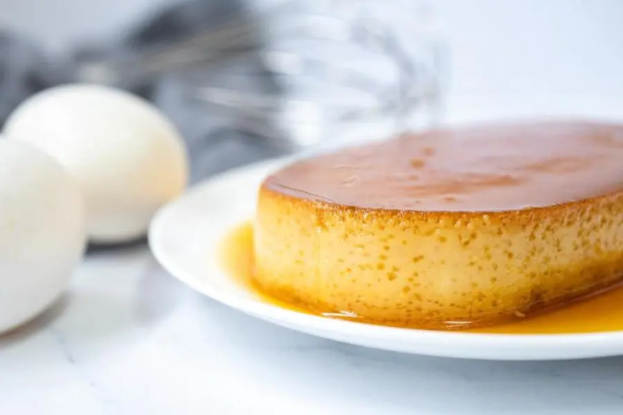 Món bánh flan bí đỏ với nước cốt dừa mịn ngon và không bị tanh.