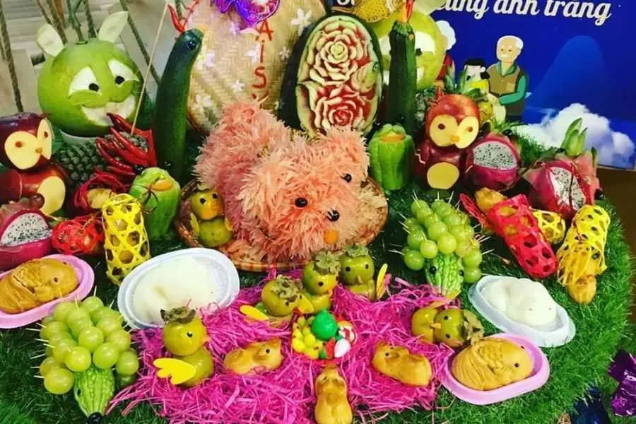 Mâm cỗ Trung thu được trang trí cùng hoa, quả và bánh kẹo.