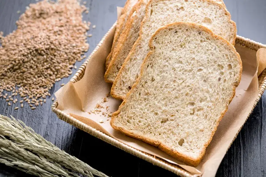 Bánh mì nguyên cám chứa nhiều chất xơ và các loại vitamin nhóm B