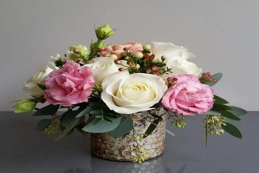 Những giỏ hoa để bàn nhỏ xinh và dễ cắm.