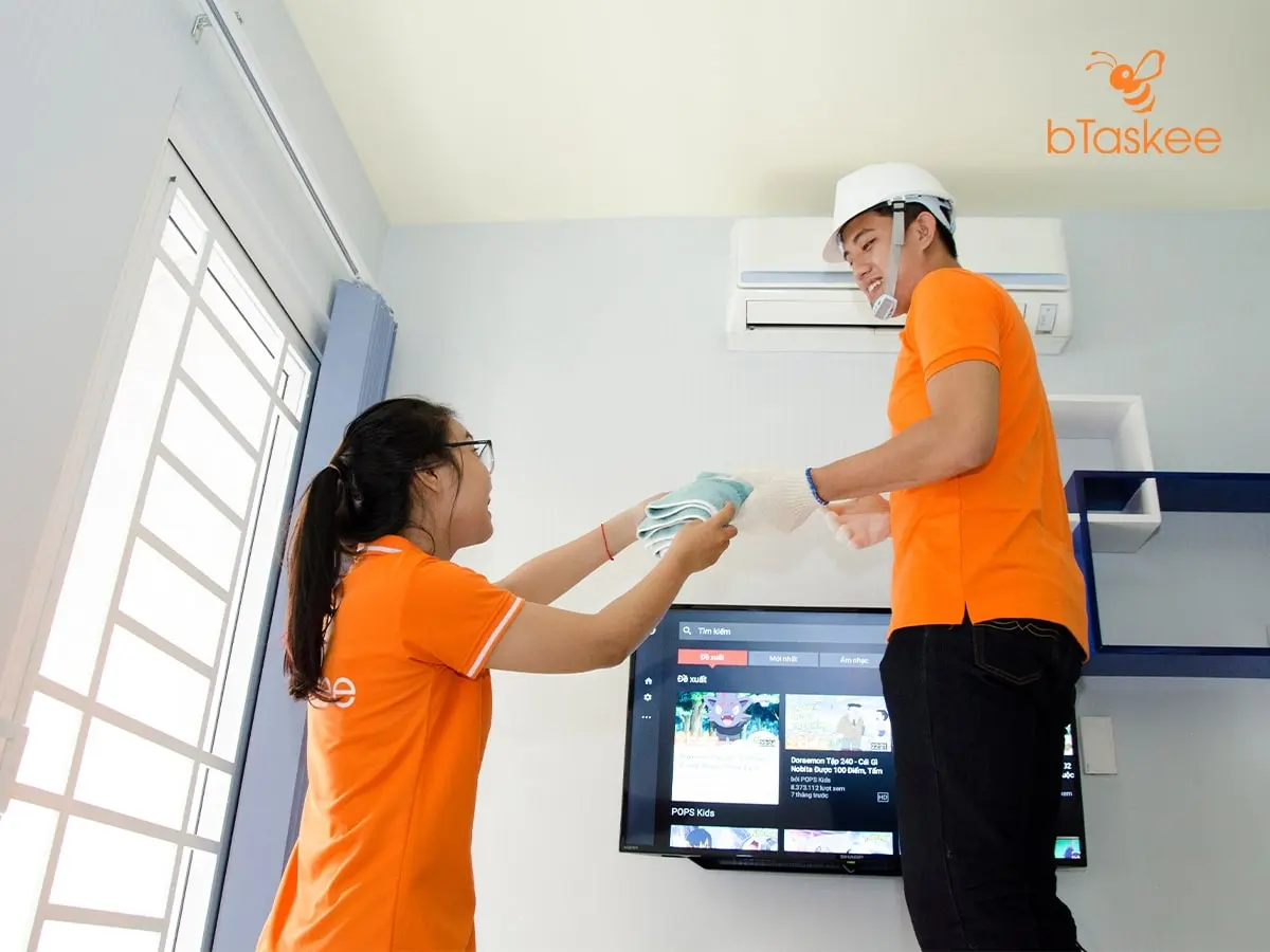 Đối tác bTaskee cùng nhau vệ sinh máy lạnh cho khách tại nhà