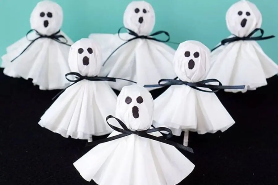 Trang trí Halloween mầm non bằng hình bóng ma từ giấy vệ sinh.