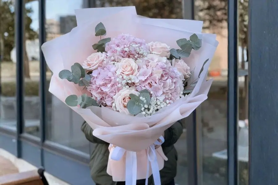 Mẫu bó hoa hồng, cẩm tú cầu và hoa baby sáng xòe tặng người yêu