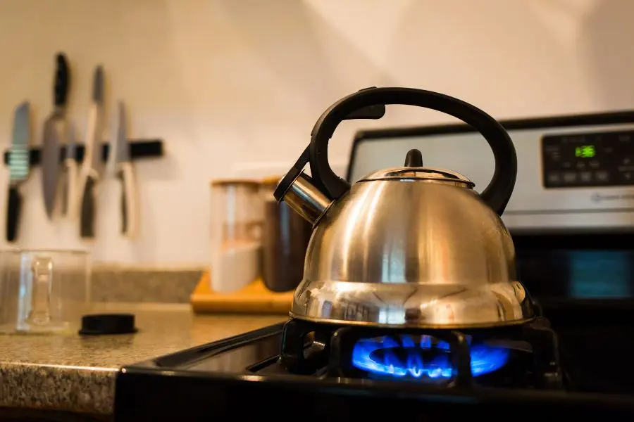 Bật bếp lửa và mở vòi nước.