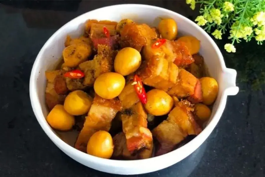 Món thịt kho trứng đậm đà, mềm tan trong miệng