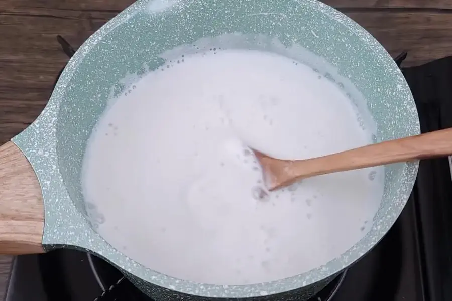 Nấu nước cốt dừa