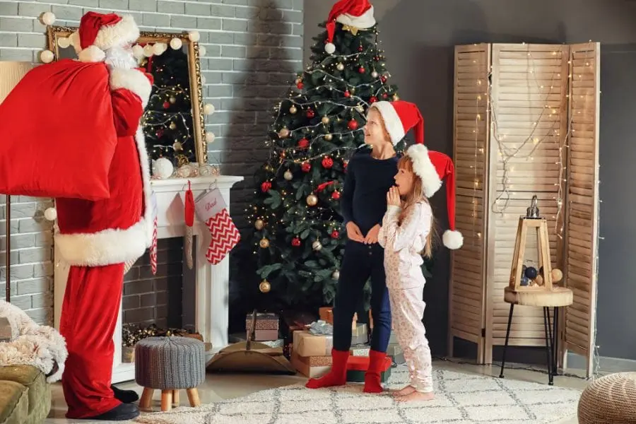 Hình ông già Noel dễ thương khi tặng quà cho các bạn nhỏ.