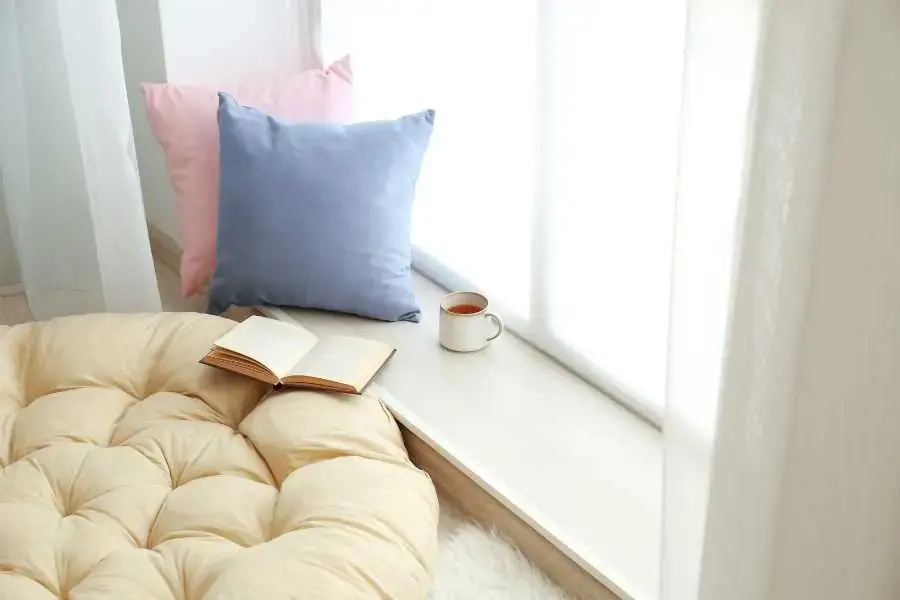Tận dụng bệ cửa sổ làm bàn đọc sách thư giãn