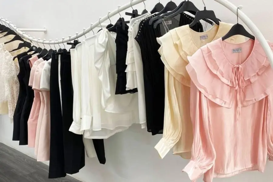 Tặng quần áo cho bạn gái dịp 8/3 là một ý tưởng tuy đã lâu nhưng vẫn được yêu thích.
