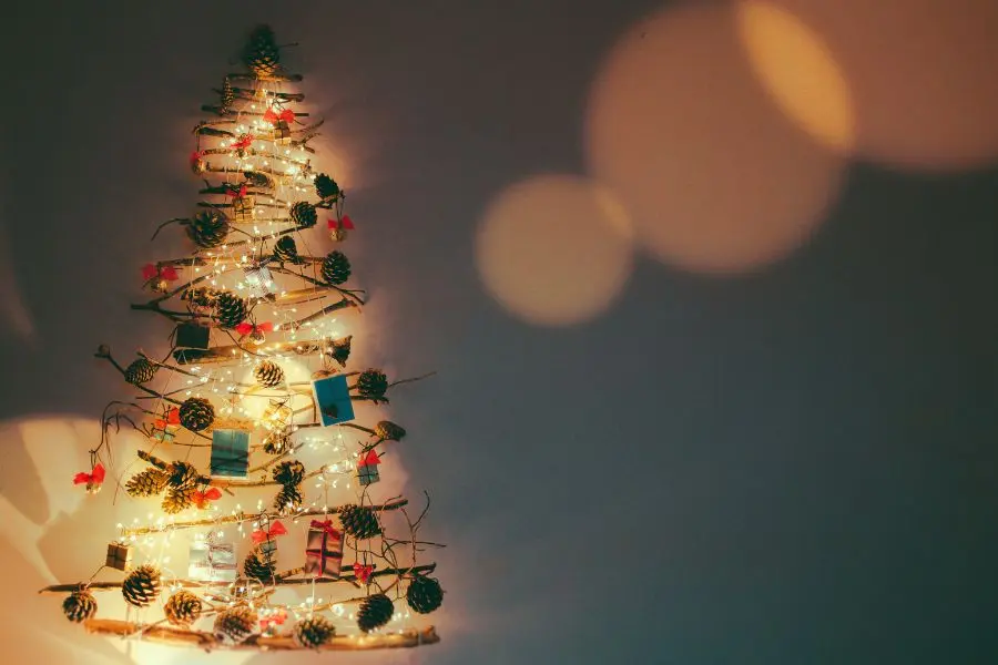 Mẫu câu thông Noel treo tường đơn giản từ nhánh cây khô.