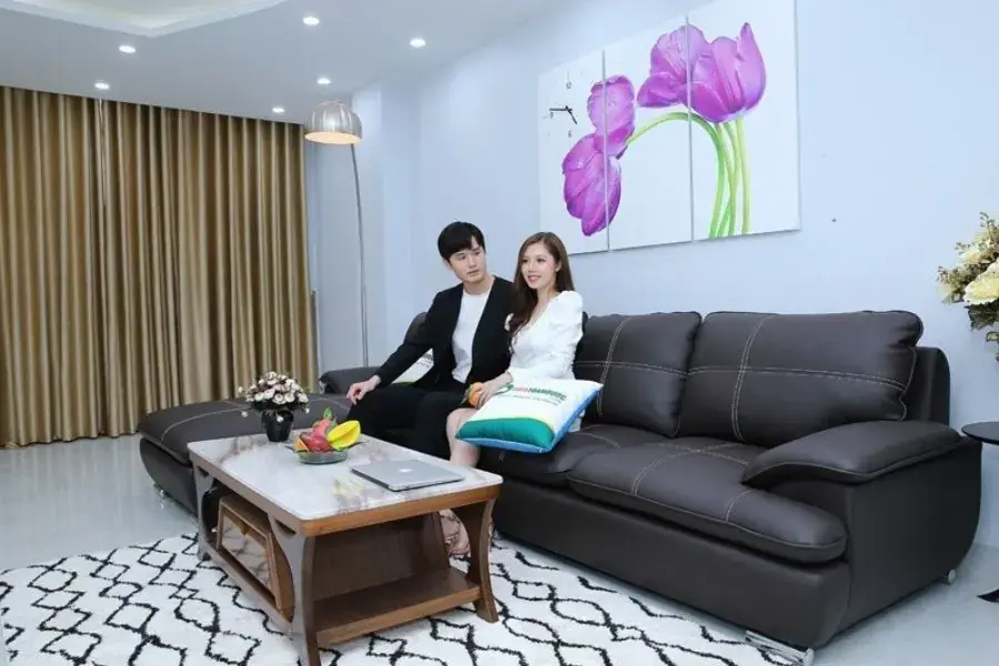 Ghế sofa bọc da màu đen sang trọng cho phòng khách