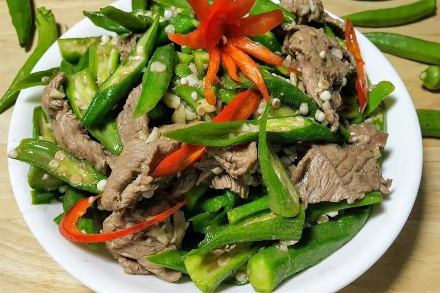 Dĩa đậu bắp xào với thịt bò