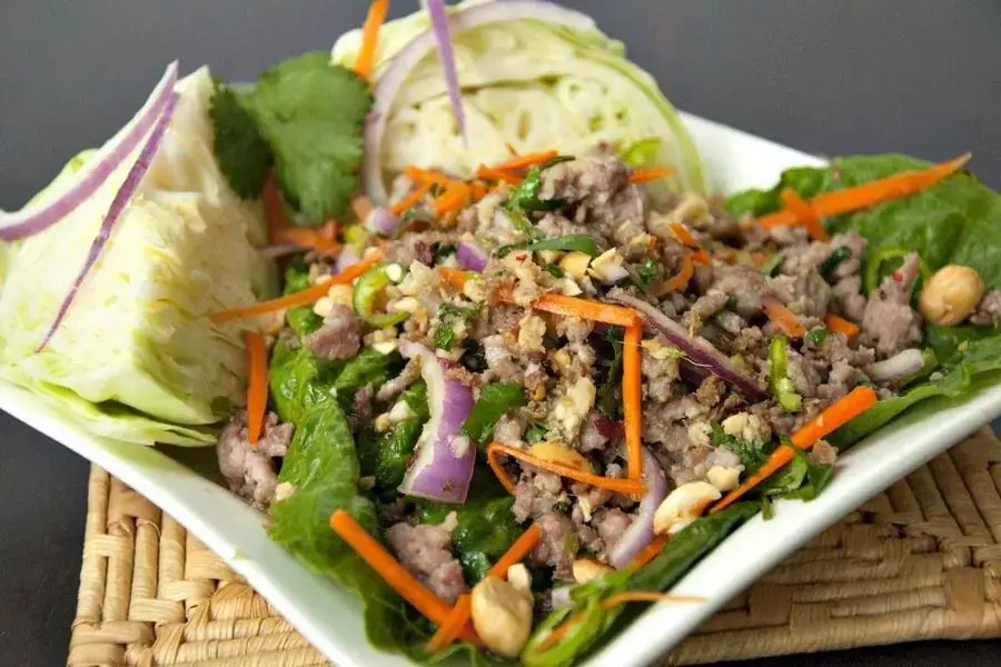 Trình bày món ăn ra dĩa trang trí thêm các loại rau