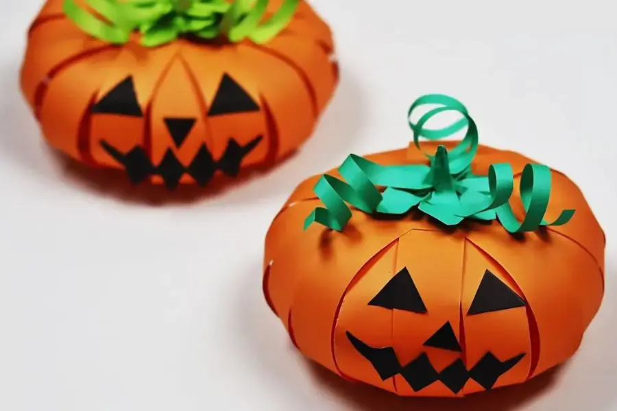 Tạo hình quả bí ngô trang trí Halloween được làm từ bằng giấy A4.