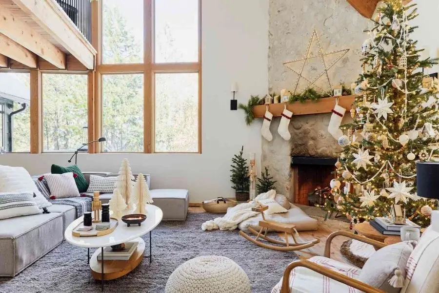 Phòng khách được trang trí Noel theo phong cách cổ điển.