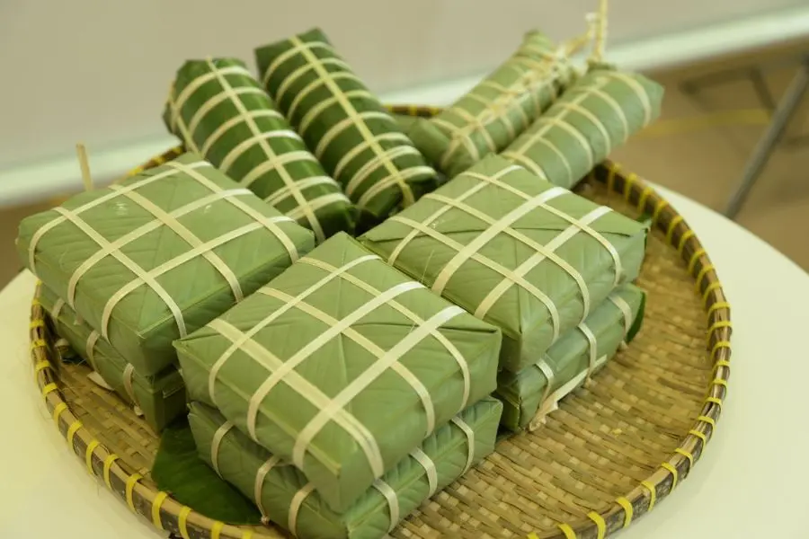 Gói bánh bằng lá dong khi để ở nhiệt độ phòng, tránh bụi bẩn và vi khuẩn xâm nhập.