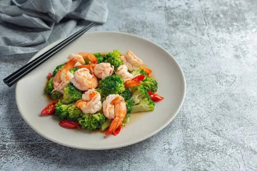 Tôm luộc cùng bắp cải hấp cho một bữa tối healthy.