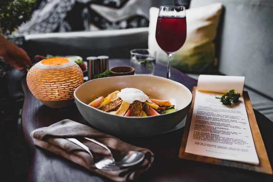 Dựa vào thông tin từ menu, có thể thực hiện tính toán về chi phí liên quan.
