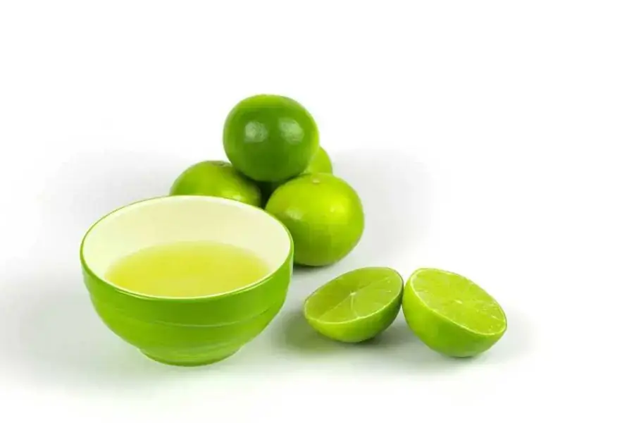 Nước chanh có tác dụng tẩy rửa cực kỳ tốt (nguồn: cleanipedia.com)