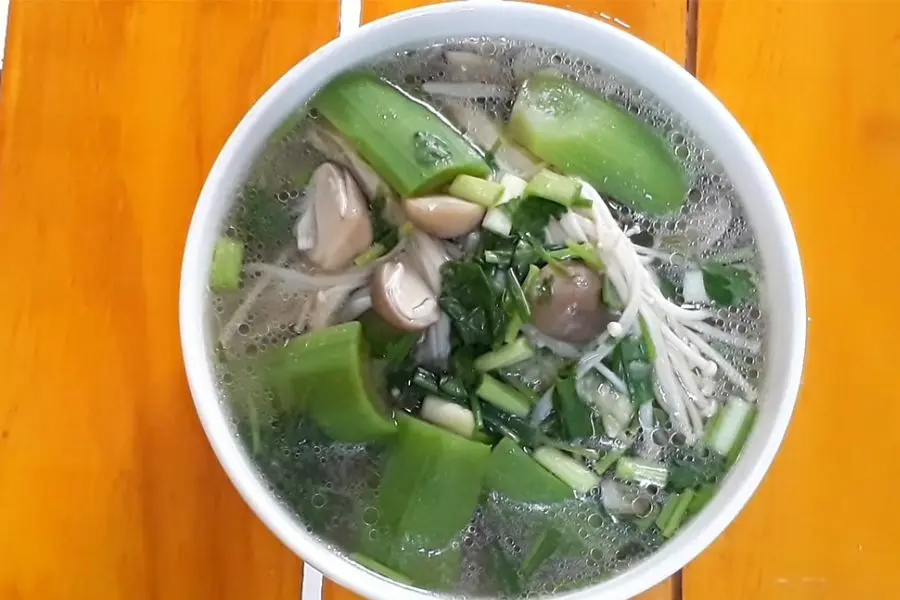 Canh mướp nấu nấm là món canh dễ thực hiện chỉ với 2 nguyên liệu, thích hợp với những người ăn uống lành mạnh.