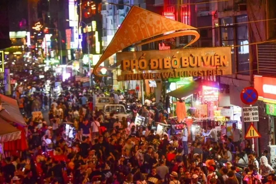 Phố đi bộ Bùi Viện mỗi dịp Halloween đến gần luôn thu hút một lượng khách đông đảo đến tham quan và vui chơi.