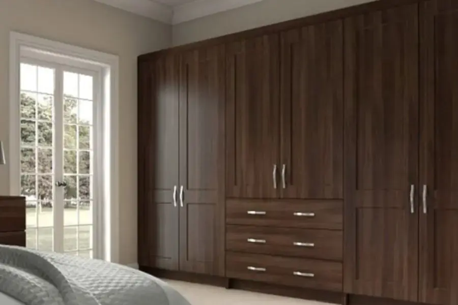 Tủ quần áo 6 cánh thường có chiều cao tiêu chuẩn 2400mm x 3000mm x 800mm.