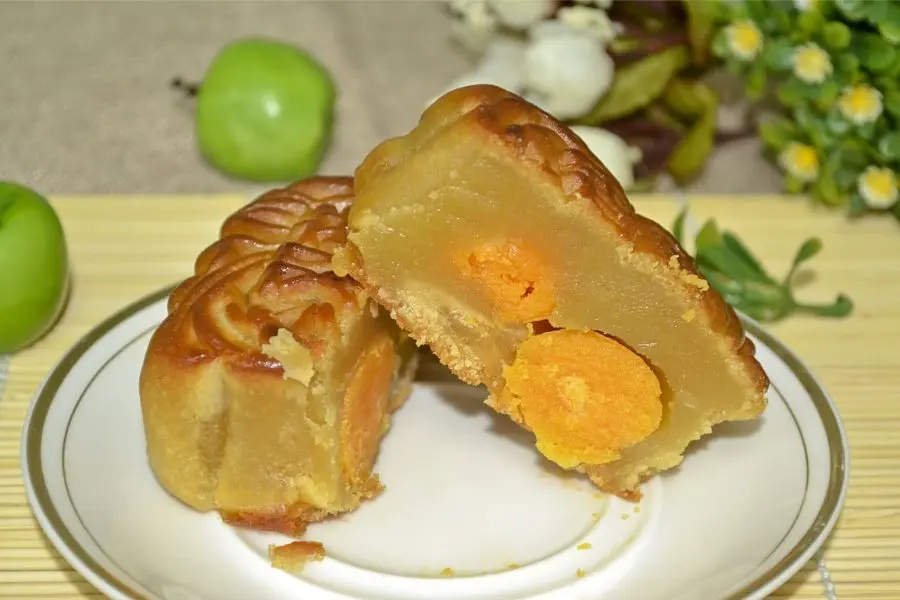 Bánh trung thu tượng trưng cho sự đủ đầy, hạnh phúc.